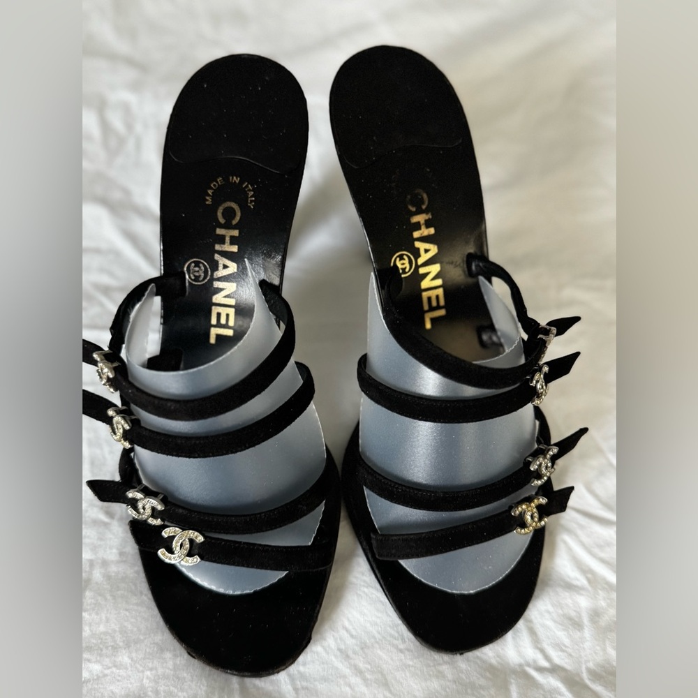 💯CHANEL Black Sandals with CC Logo Accents - Picture 5 of 9